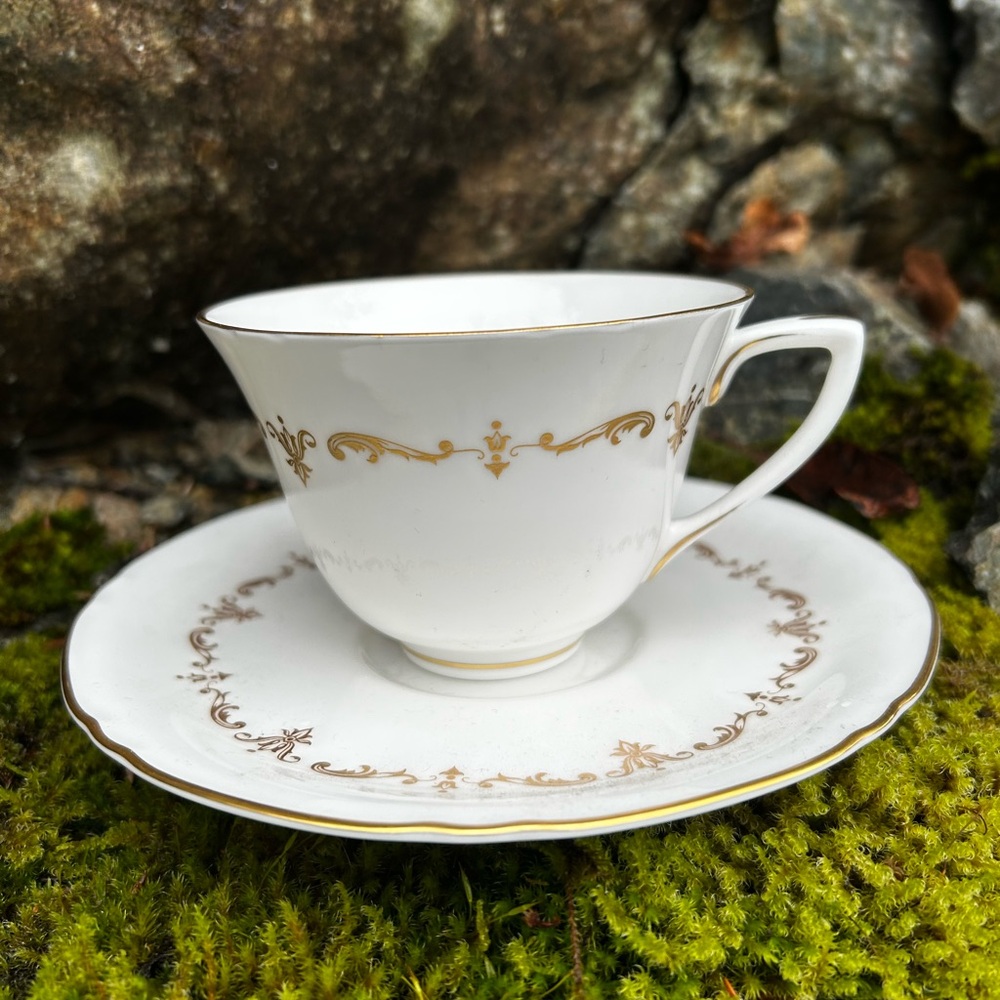 Royal Worcester Gold Chantilly patterned White and Gold teacups and Saucers x 3